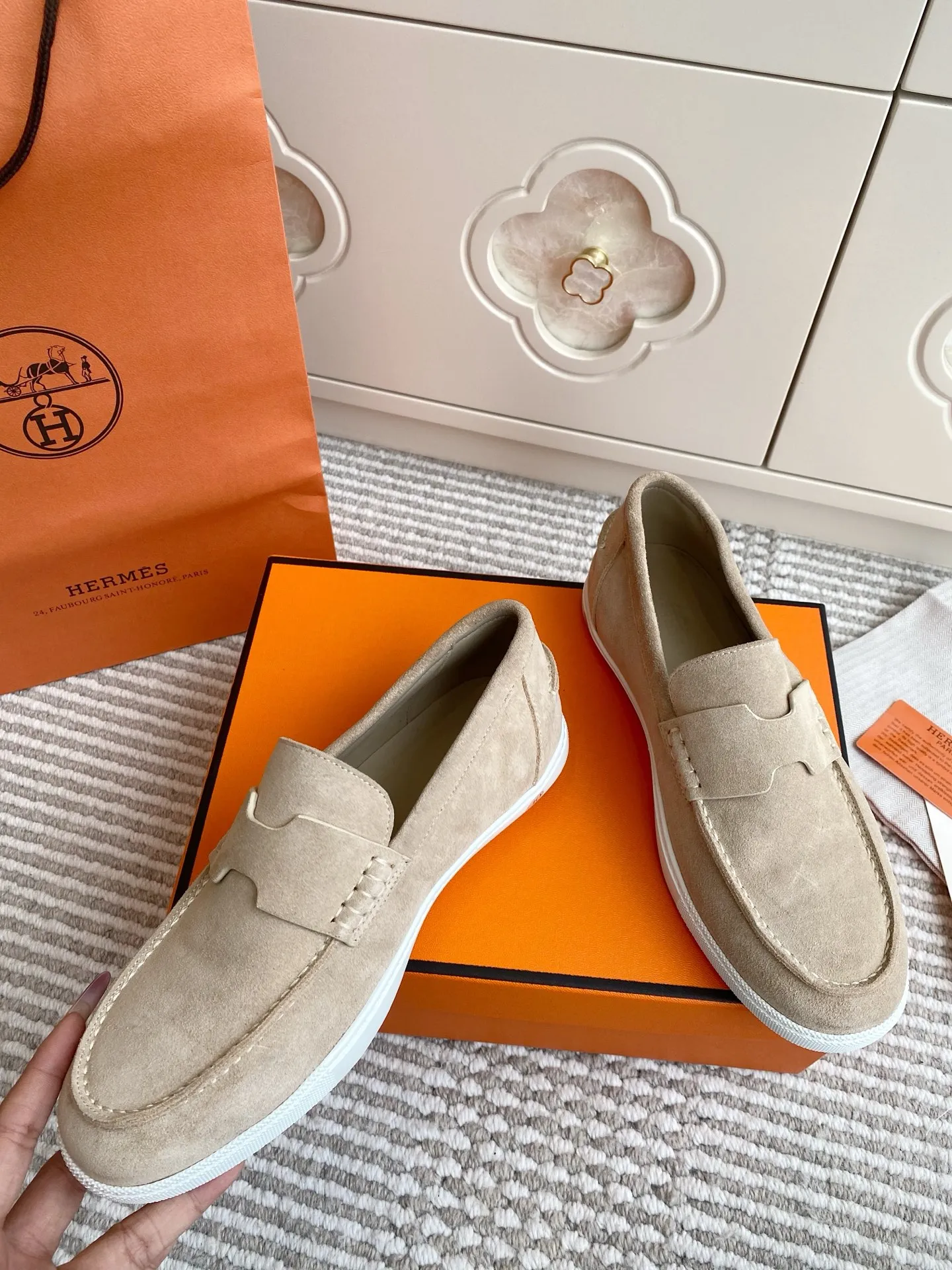 p560✨Hermes Couple Loafers｜Walking in the urban high-end, easily wearing Hermès temperament✨Who says luxury and comfort can’t have both?  This pair of H’s classic loafers really does it!  ▪️"Customized imported Yangjing fabric" is soft and delicate ▪️"Full sheepskin lining" + "soft-soled shoes" design. Your feet will be healed the moment you put them on~ It's like stepping on clouds☁️You won't feel tired after walking all day!  The iconic "H" buckle is low-key and luxurious. It is matched with a rubber outsole. It is lightweight and stylish. Whether you are commuting or shopping, you can easily achieve casual urban style🏙 Can be worn by couples. Full range of sizes, girls 35-41 | boys 39-45. Wear them together when going out. Sweet and high-end💑 Original mold opening. Details are in place. Those who understand will be attracted at a glance ️❤️ #Hermès loafers #coupleshoes #lightweight and versatile shoes